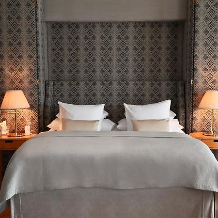 Hotel Diplomat Стокхолм Екстериор снимка A bed with a headboard