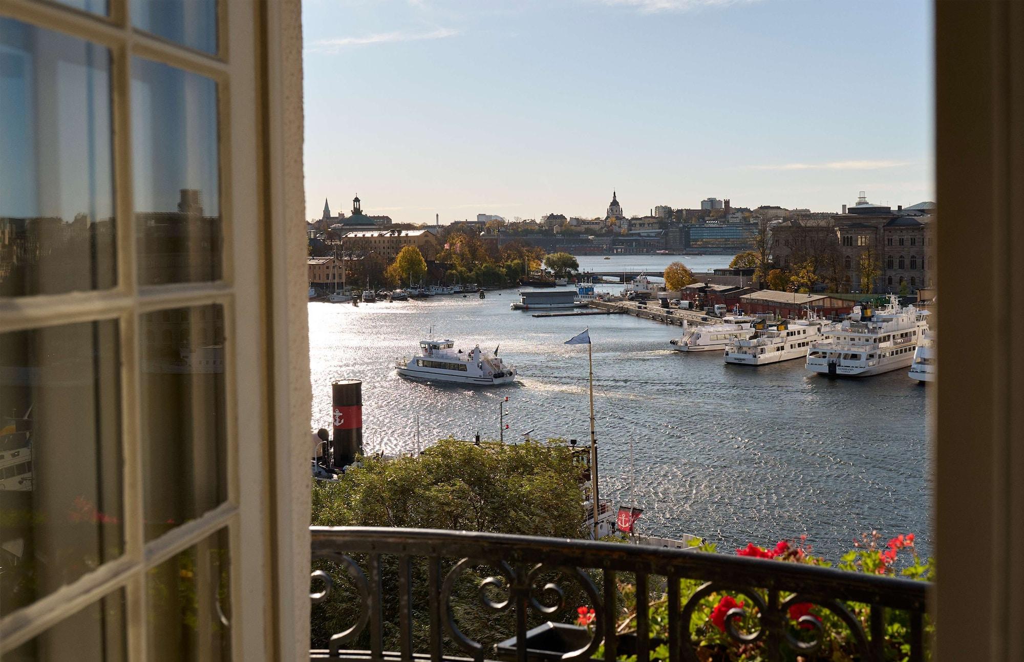 Hotel Diplomat Стокхолм Екстериор снимка View of the River Thames from the window of the hotel