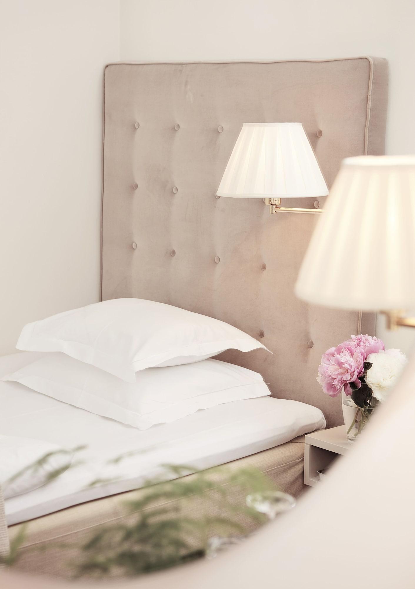 Hotel Diplomat Стокхолм Екстериор снимка A bed with a headboard