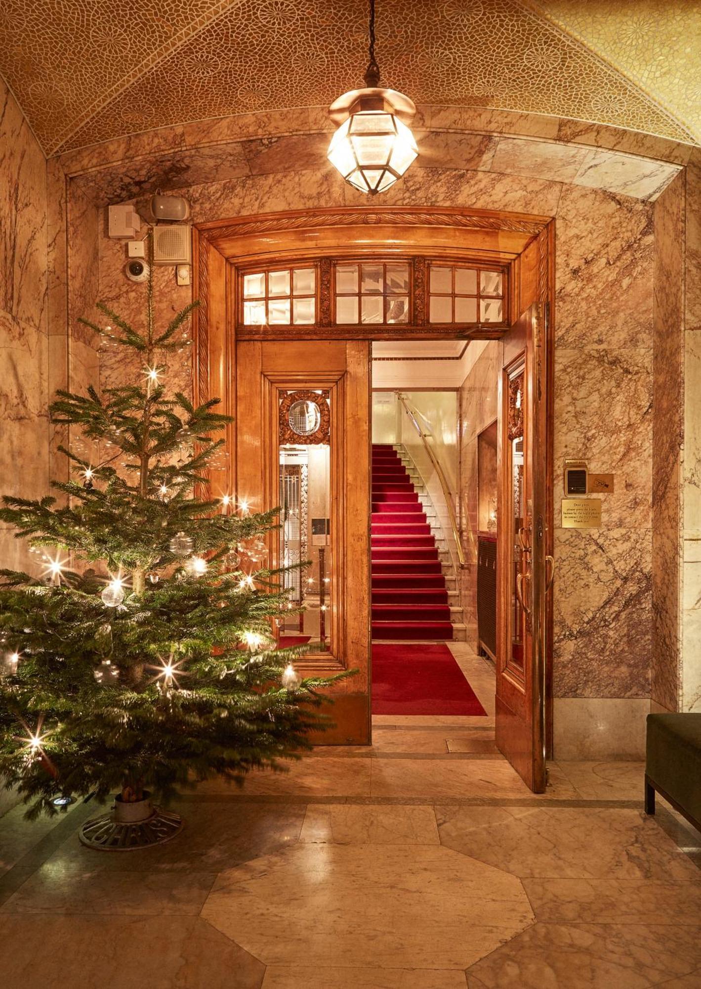 Hotel Diplomat Стокхолм Екстериор снимка Entrance to the hotel