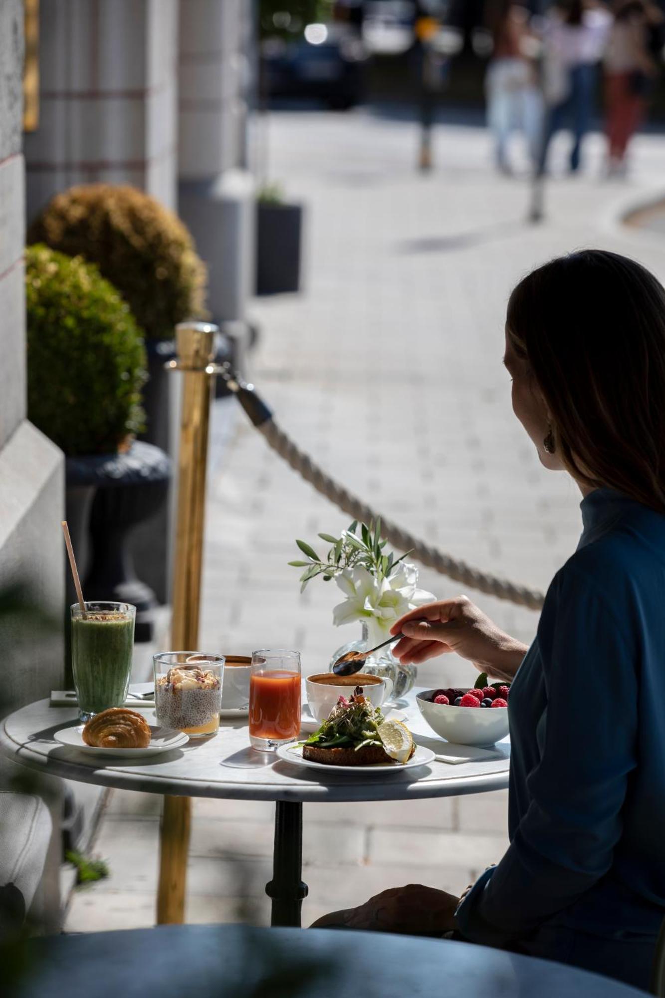 Hotel Diplomat Стокхолм Екстериор снимка A woman tasting a smoothie