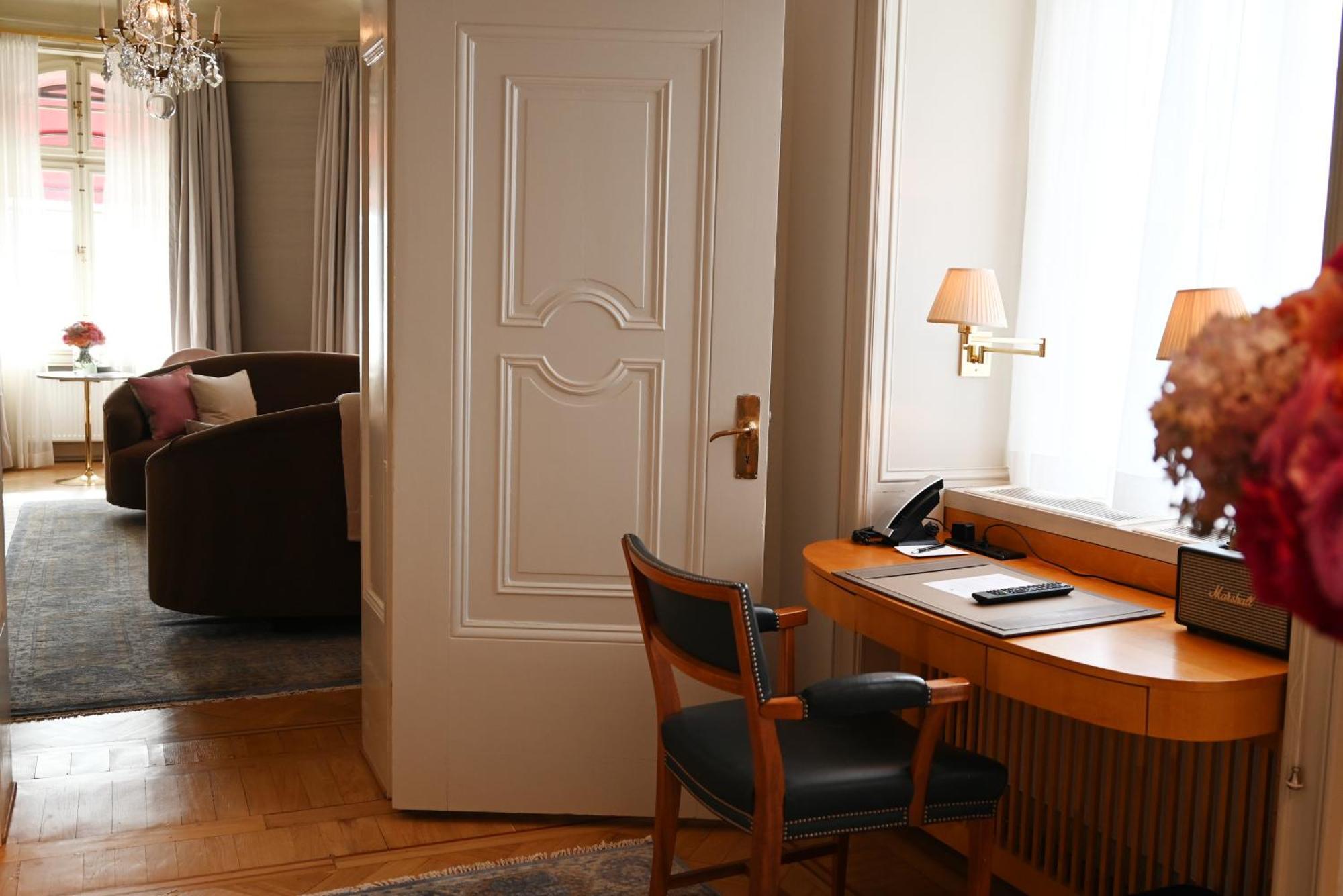 Hotel Diplomat Стокхолм Екстериор снимка A door in a hotel room