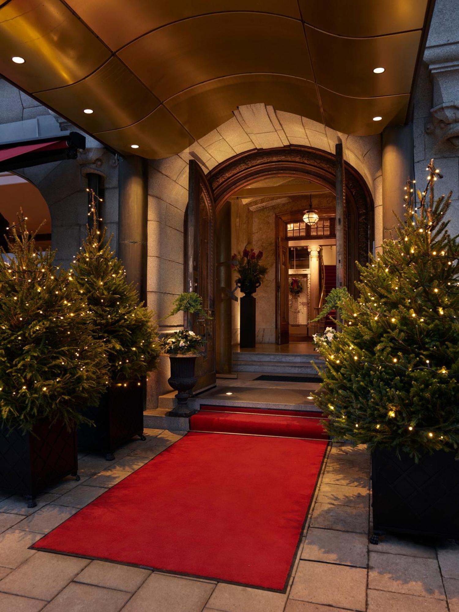 Hotel Diplomat Стокхолм Екстериор снимка Entrance to the hotel