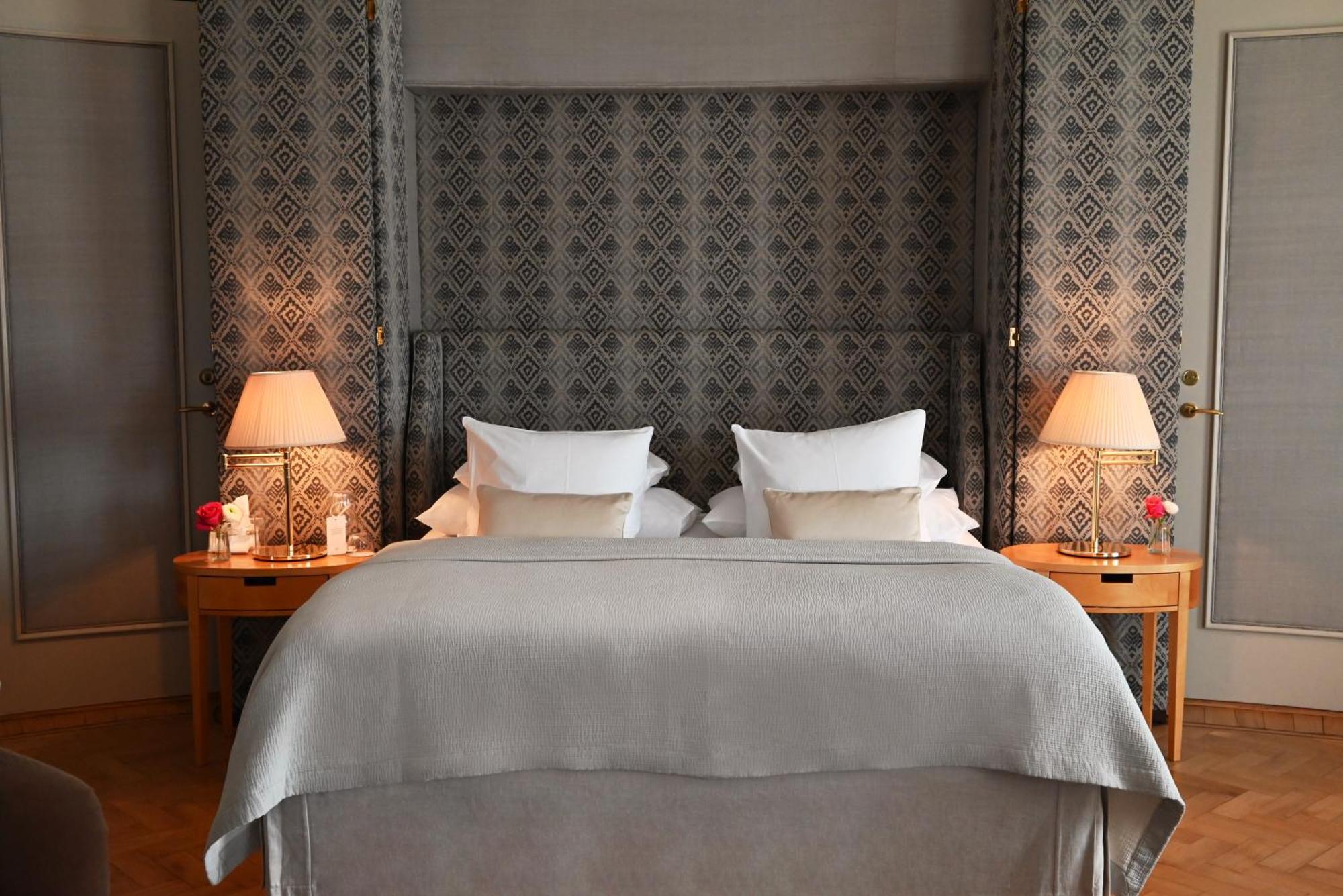 Hotel Diplomat Стокхолм Екстериор снимка A bed with a headboard